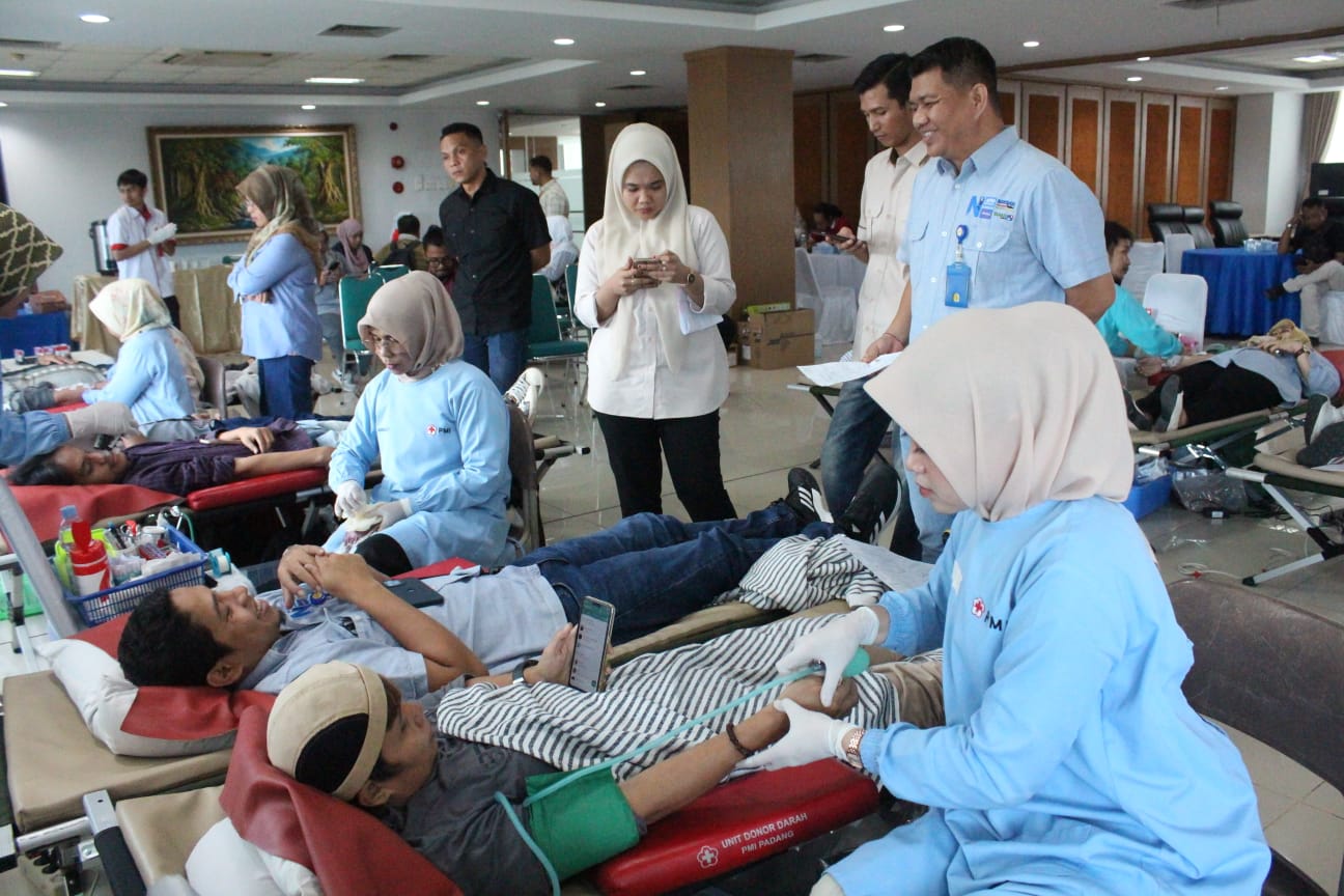Aksi Donor Darah dalam rangkaian peringatan Hari Ulang Tahun (HUT) Bank Nagari ke-62 yang digelar keluarga besar Bank Nagari,  Rabu (6/3) di Kantor Pusat Bank Nagari, Jalan Pemuda No.21 Padang.  